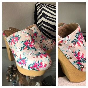 Report Theresa Floral Wooden Clogs